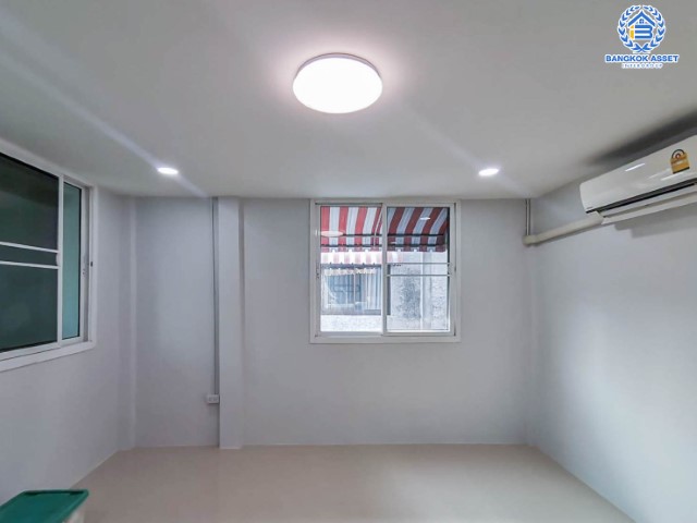 *****ทาวน์เฮ้าส์มือสองย่านกรุงเทพมหานคร ม.พระปิ่น2 ติดถนนบรมราชชนนี #หลังมุม เนื้อที่ 20 ตร.ว. ฟังก์ชัน 2 ห้องนอน 2 ห้องน้ำ 1 ที่จอดรถ แถมฟรี! 2 เครื่องปรับอากาศ บนทำเลเยี่ยม ใกล้รถไฟฟ้าสายสีน้ำเงิน "สถานีหลักสอง", เซ็นทรัลปิ่นเกล้า, ม.มหิดล และจุดขึ้นทางด่วน "ศรีรัช"